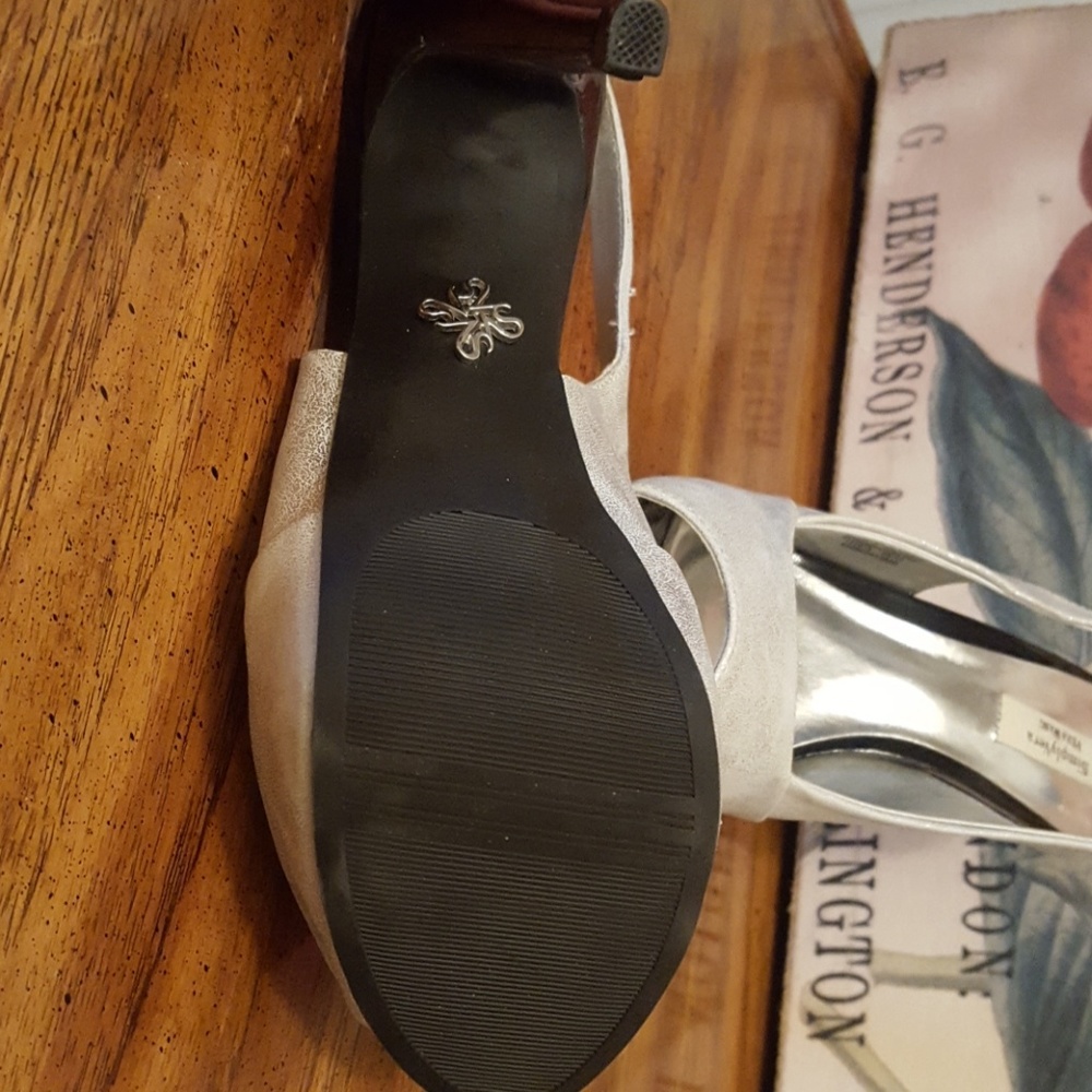NWOT Vera Wang heels - Picture 3 of 3